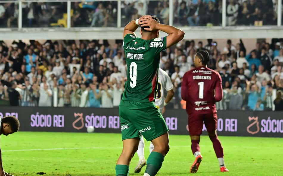 Vitor Roque em ação pelo Palmeiras contra o Santos na Vila Belmiro