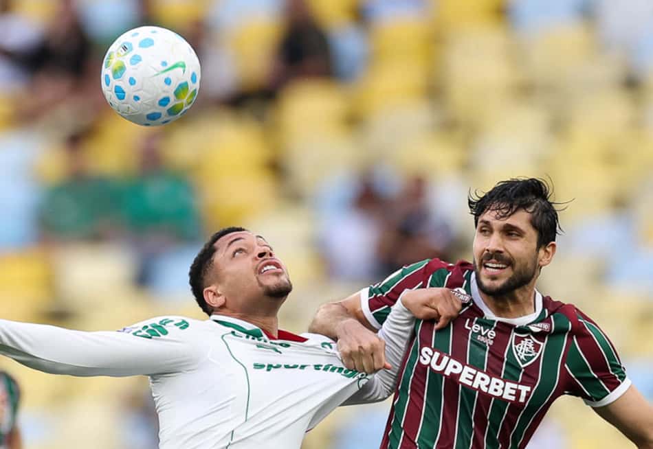 Vitor Roque, do Palmeiras, e Igor Rabello, do Fluminense, em partida pelo Brasileirão