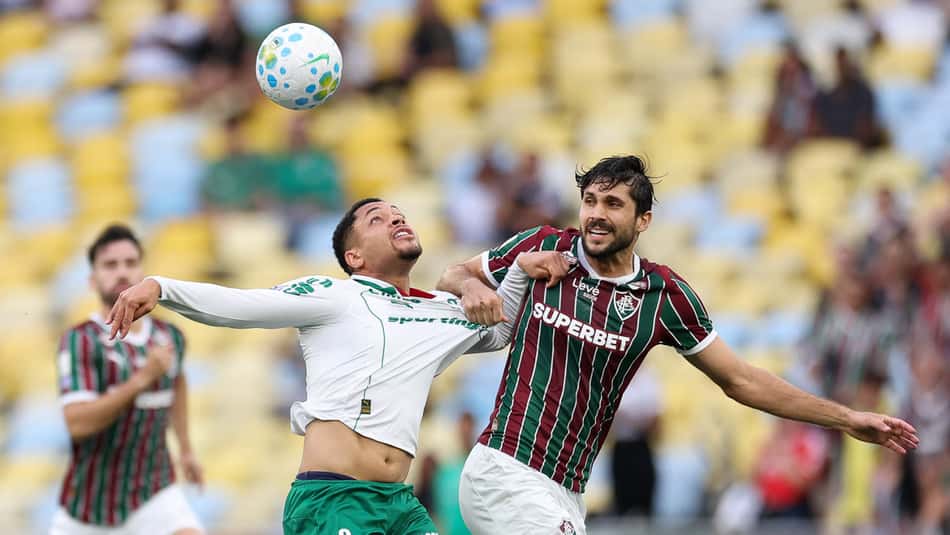 Vitor Roque, do Palmeiras, e Igor Rabello, do Fluminense, em partida pelo Brasileirão