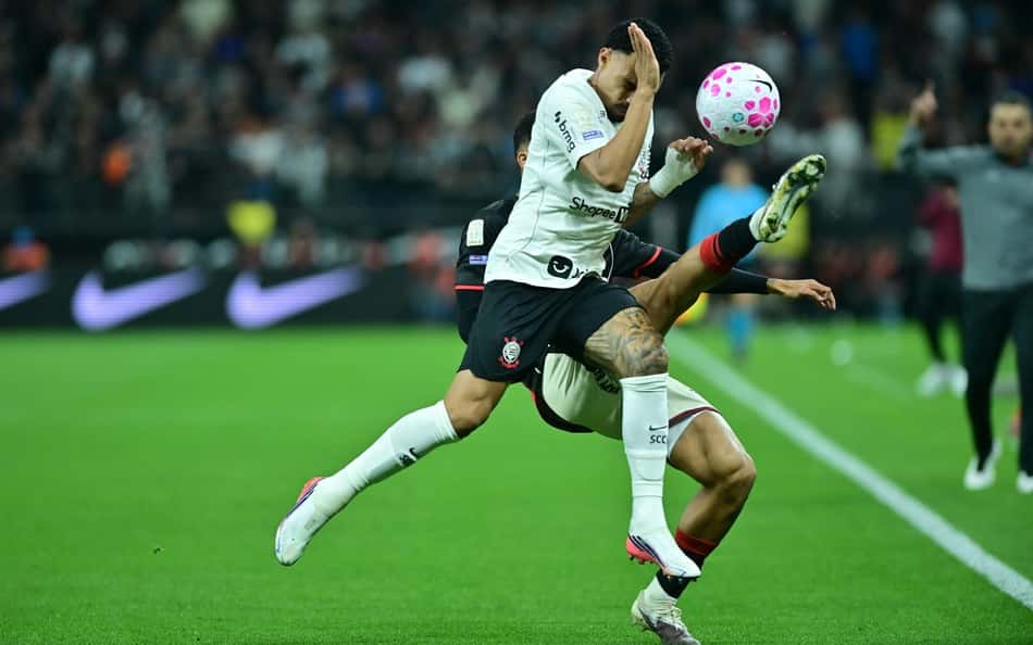 Corinthians e Vitória estão se enfrentando pelo Campeonato Brasileiro