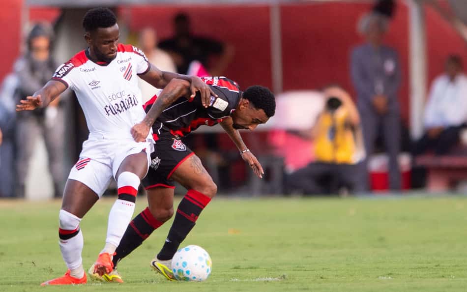 Jogadores do Vitória e Athletico-PR disputam a bola durante a partida.