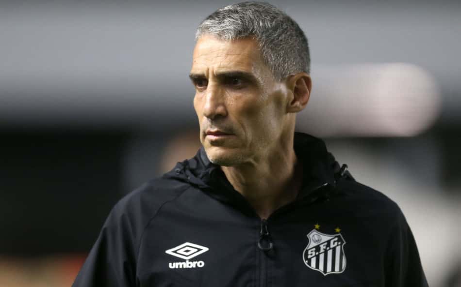 Juan Pablo Vojvoda durante trabalho no Santos