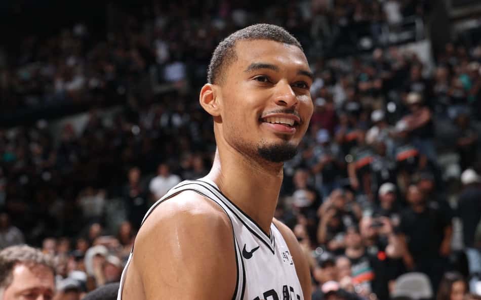 Victor Wembanyama, do Spurs, sorri após a partida contra o Trail Blazers no jogo cinco da primeira rodada dos playoffs da NBA (Foto: Joe murphy/Nbae via getty images/Afp)