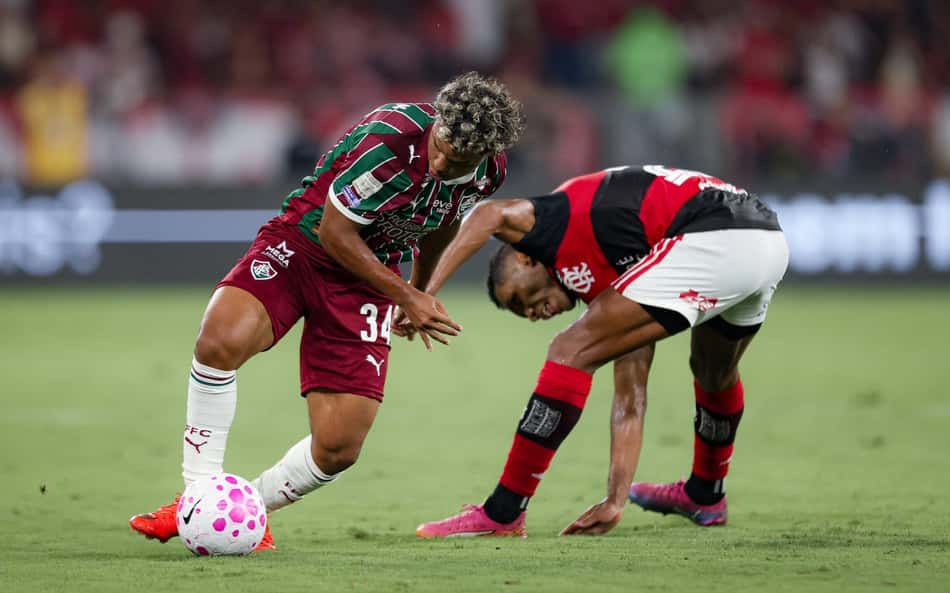 Wesley Natã, do Fluminense, em ação contra o Flamengo
