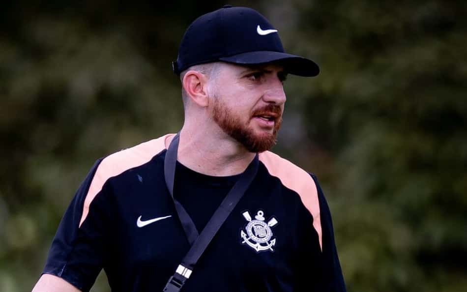 Conheça William Batista, técnico da base que assume o Corinthians