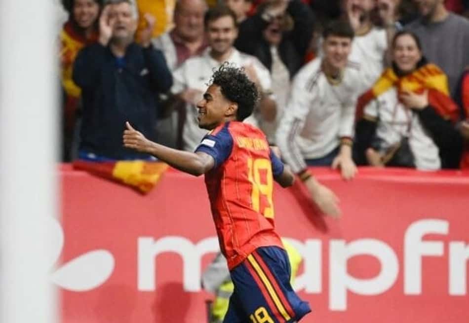 Yamal comemora o gol que abriu o placar para a Espanha contra a Tchéquia