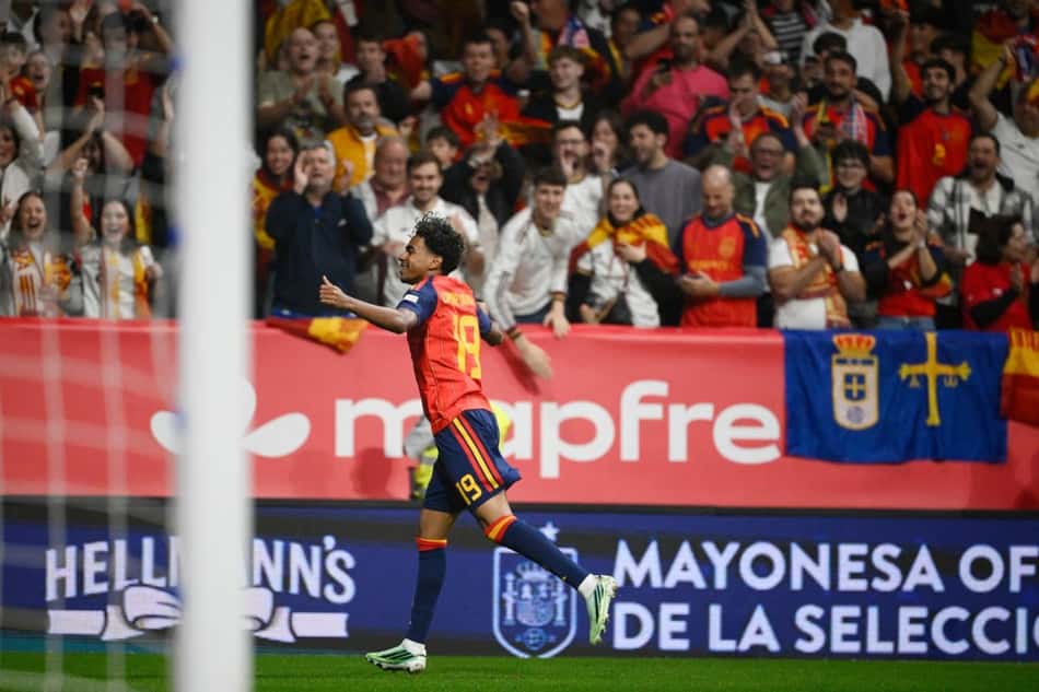 Yamal comemora o gol que abriu o placar para a Espanha contra a Tchéquia