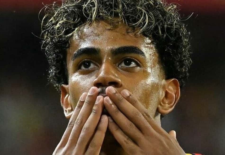 Yamal manda beijos para a torcida na vitória da Espanha sobre a Croácia