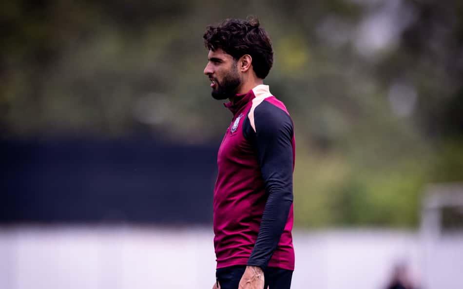 Yuri Alberto em treino, jogador com uniforme vinho e mangas escuras, visto em perfil lateral.