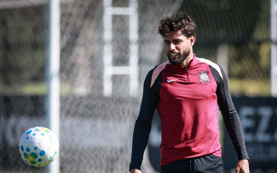 Yuri Alberto olhando para bola durante treino do Corinthians