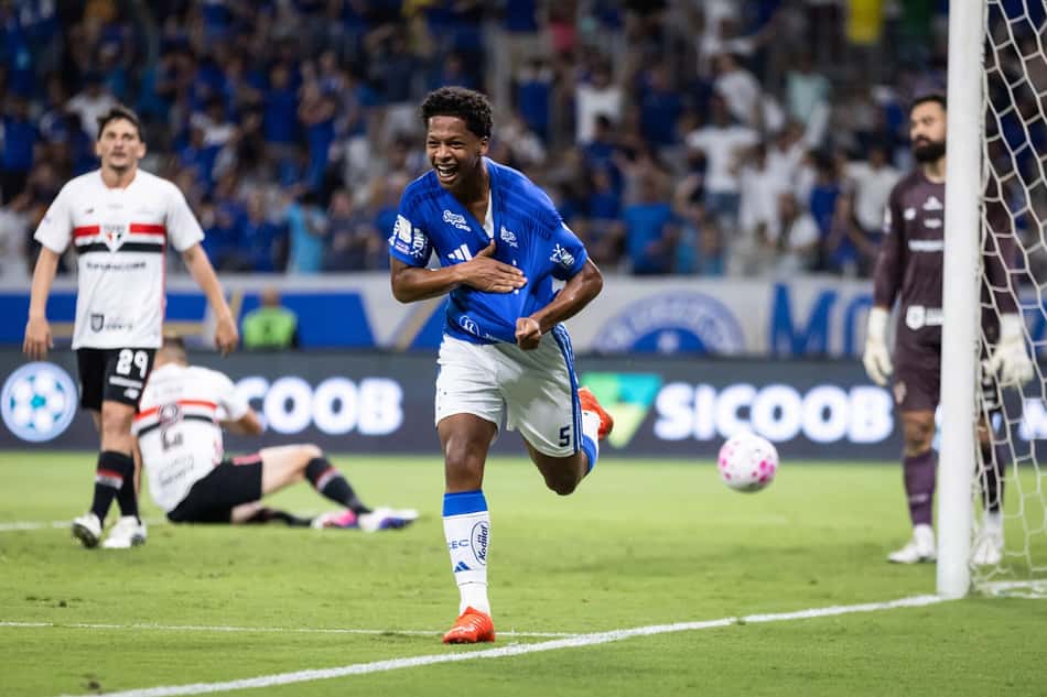 Zé Lucas comemora gol pelo Cruzeiro