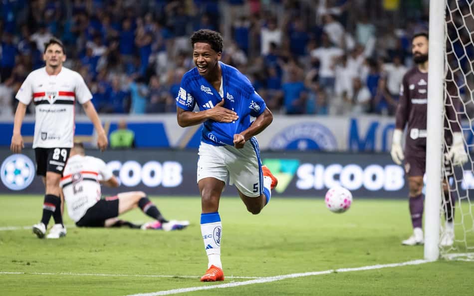 Zé Lucas comemora gol pelo Cruzeiro