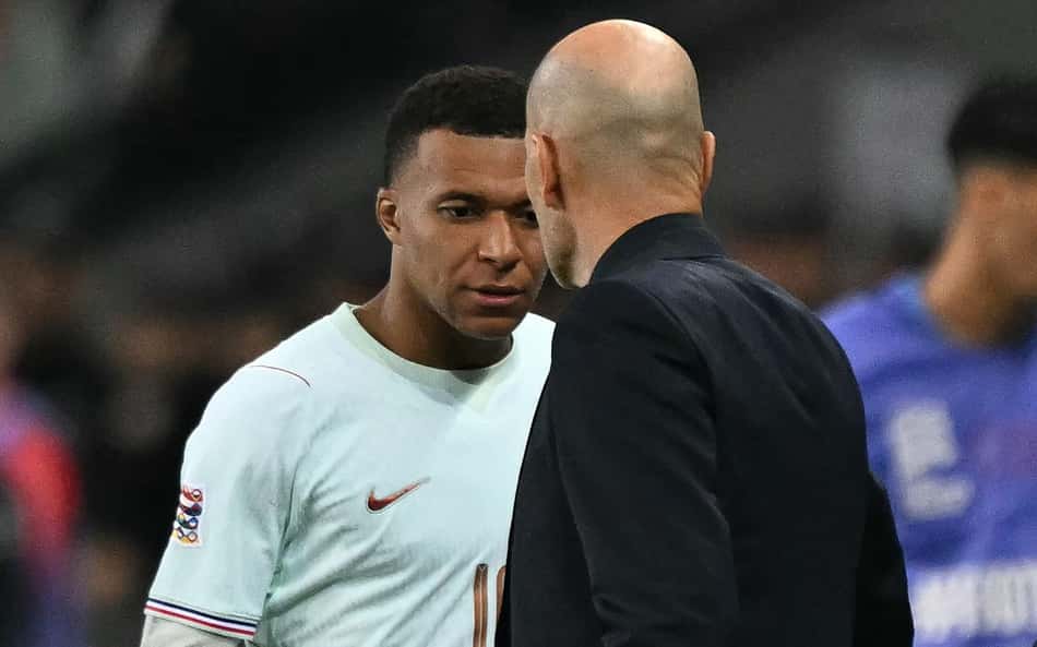 Zidane cumprimentando Mbappé após sua saída