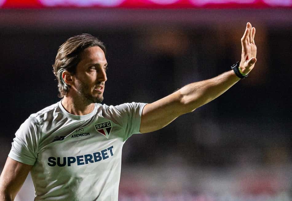 Zubeldía passa orientações aos jogadores do São Paulo à beira do campo