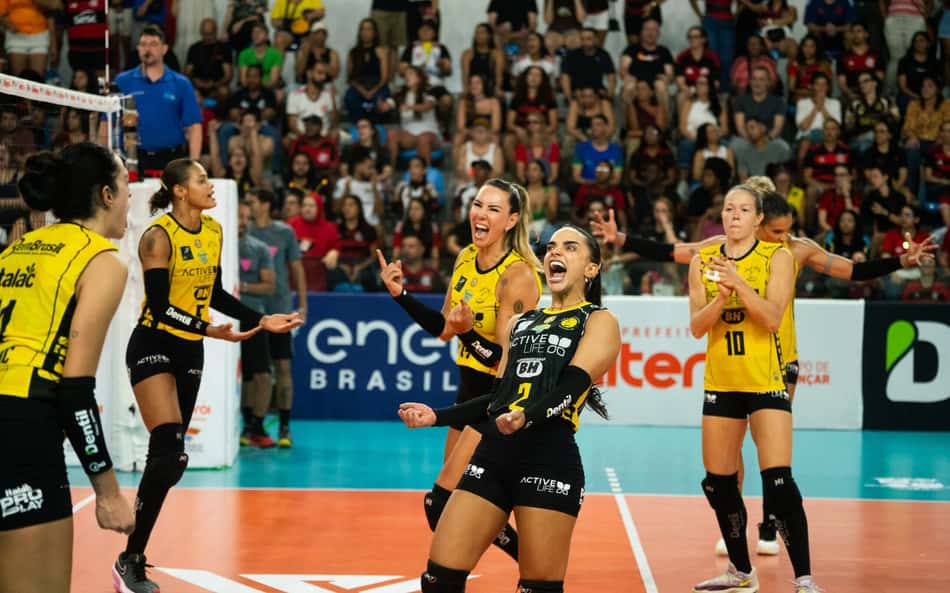 Adenízia comemora ponto em Sesc RJ Flamengo x Praia Clube