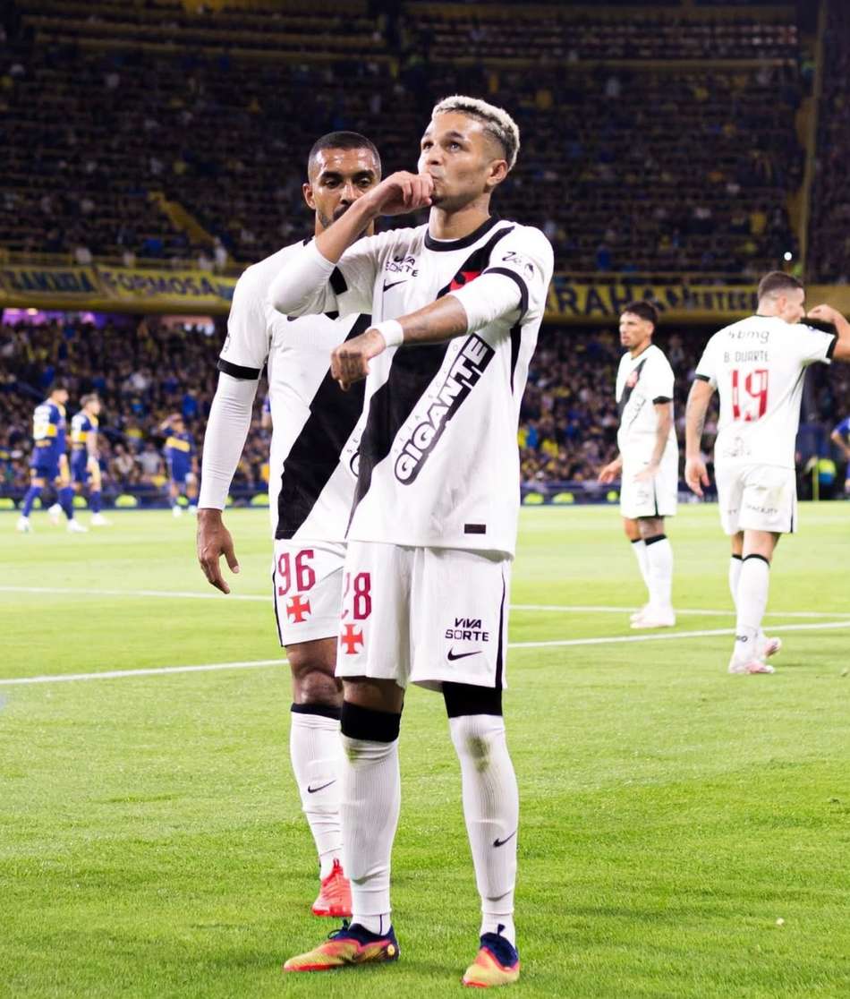 Adson comemora gol marcado em Boca x Vasco