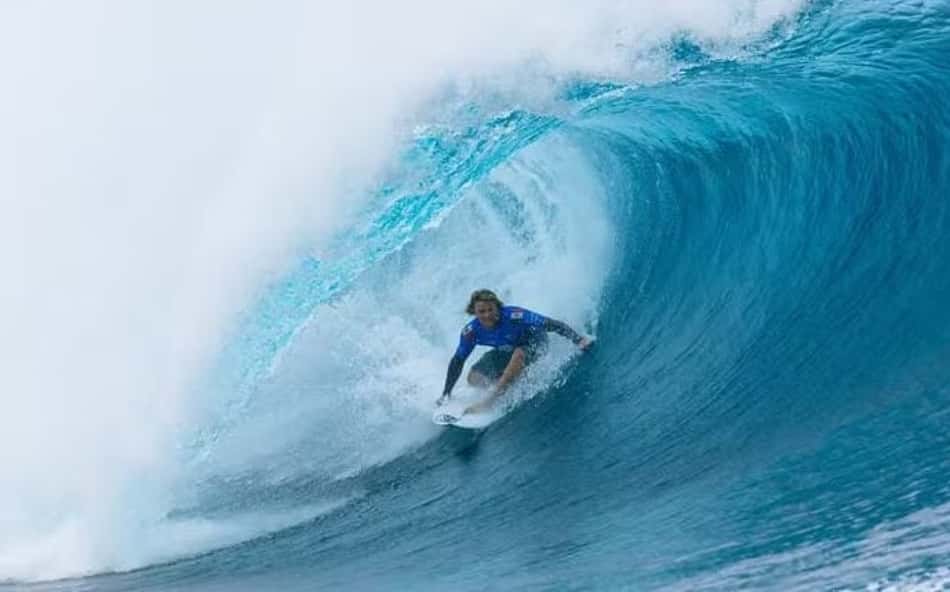 Mexicano Alan Cleland Jr. pega onda durante etapa de Teahupoo, no Taiti