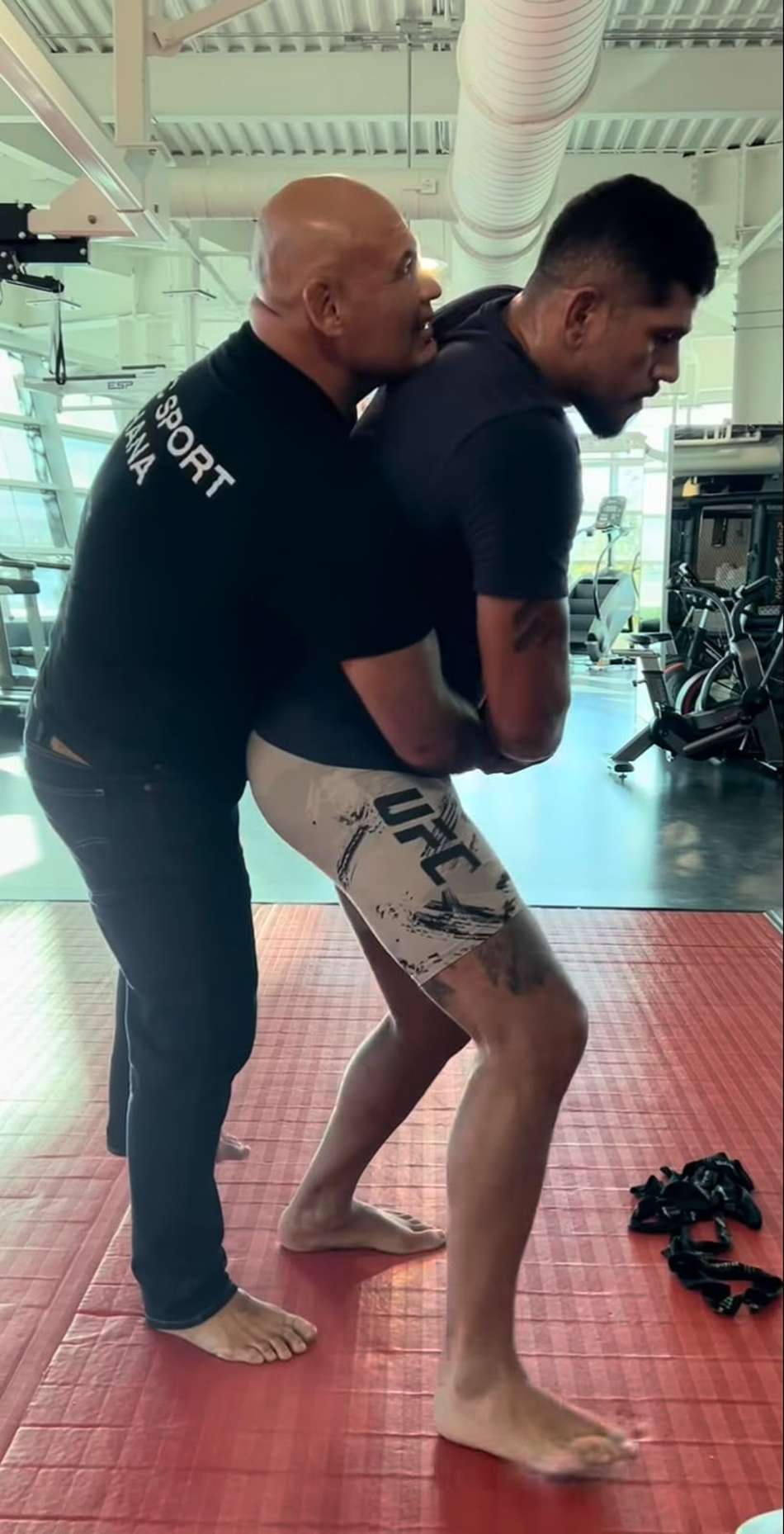 Cain Velasquez segura Alex Poatan em treino de wrestling