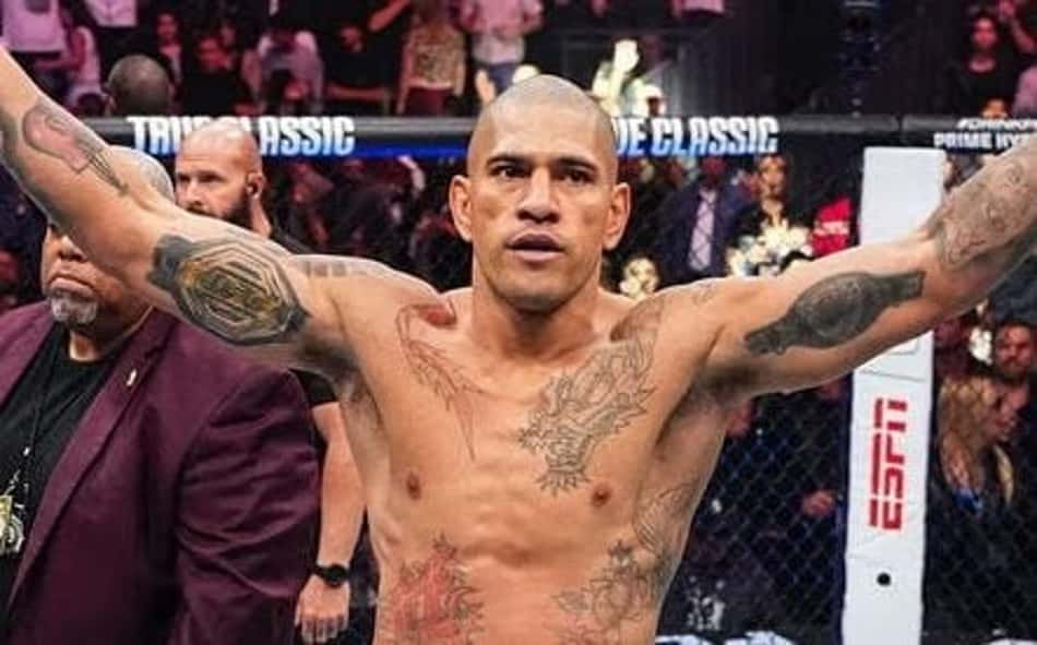 Alex Poatan ergue os braços e comemora vitória sobre Magomed Ankalaev no UFC 320