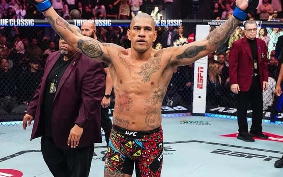 Alex Poatan ergue os braços e comemora vitória sobre Magomed Ankalaev no UFC 320