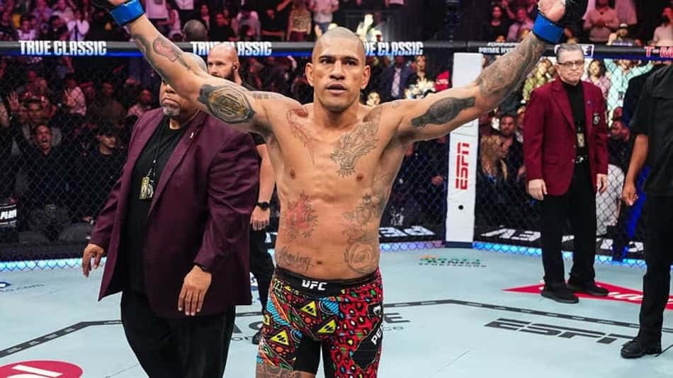 Alex Poatan ergue os braços e comemora vitória sobre Magomed Ankalaev no UFC 320