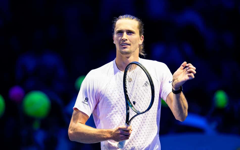 Tenista masculino em camisa branca segura a raquete na quadra, no ATP 500 de Viena.
