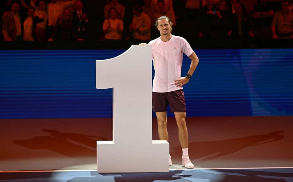 Tenista ao lado de grande número 1, símbolo da liderança no ranking ATP.