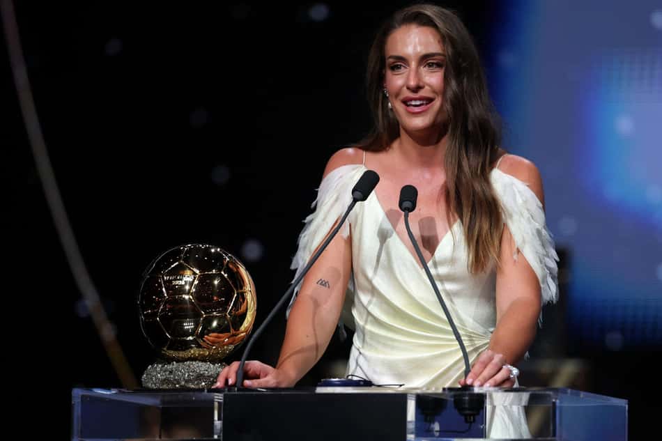 Alexia Putellas, meio-campo do Barcelona, na cerimônia Ballon d'Or Feminin 2026 no Palladium, Londres, fazendo discurso.