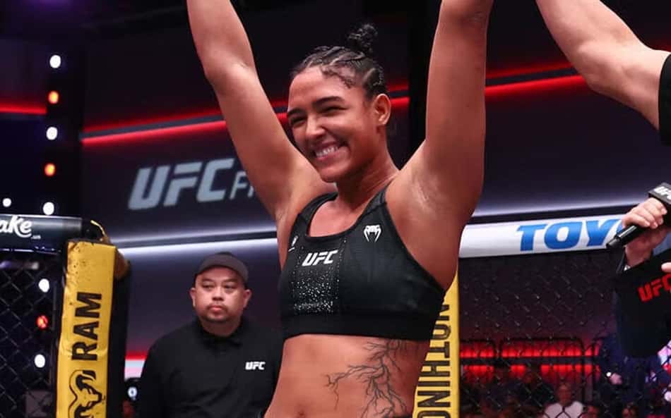 Alice Pereira comemora a vitória sobre Daria Zhelezniakova no UFC Vegas 122