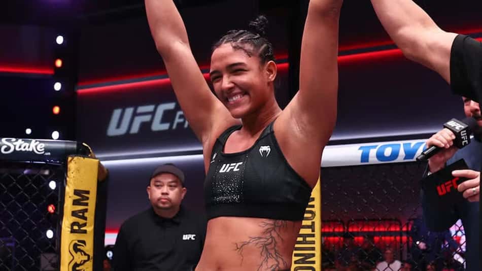 Alice Pereira comemora a vitória sobre Daria Zhelezniakova no UFC Vegas 122
