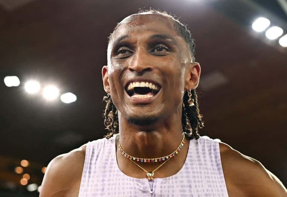 Alison dos Santos comemora recorde mundial nos 400m com barreiras na Diamond League