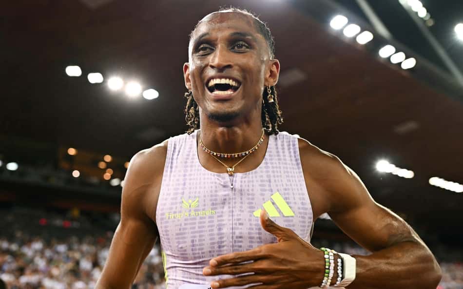 Alison dos Santos comemora recorde mundial nos 400m com barreiras na Diamond League
