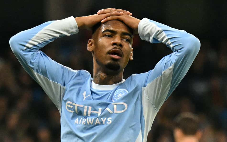 O meio-campista brasileiro do Manchester City, número 37, Allan Elias, reage após uma oportunidade perdida durante a partida da Liga dos Campeões da UEFA entre Manchester City e AEK Atenas, no Etihad Stadium, em Manchester, noroeste da Inglaterra, em 20 de outubro de 2026 (Foto: Oli Scarff / AFP)