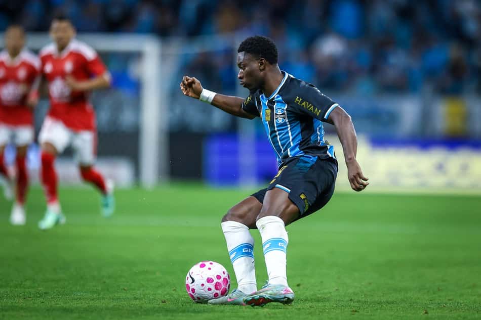 O ganês-belga Francis Amuzu, atacante do Grêmio, durante o Gre-Nal 455