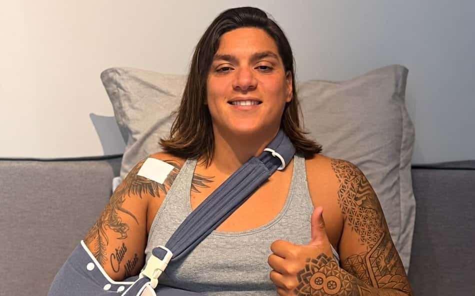 Na maca do hospital, Ana Marcela Cunha posa para foto após realizar cirurgia no ombro direito