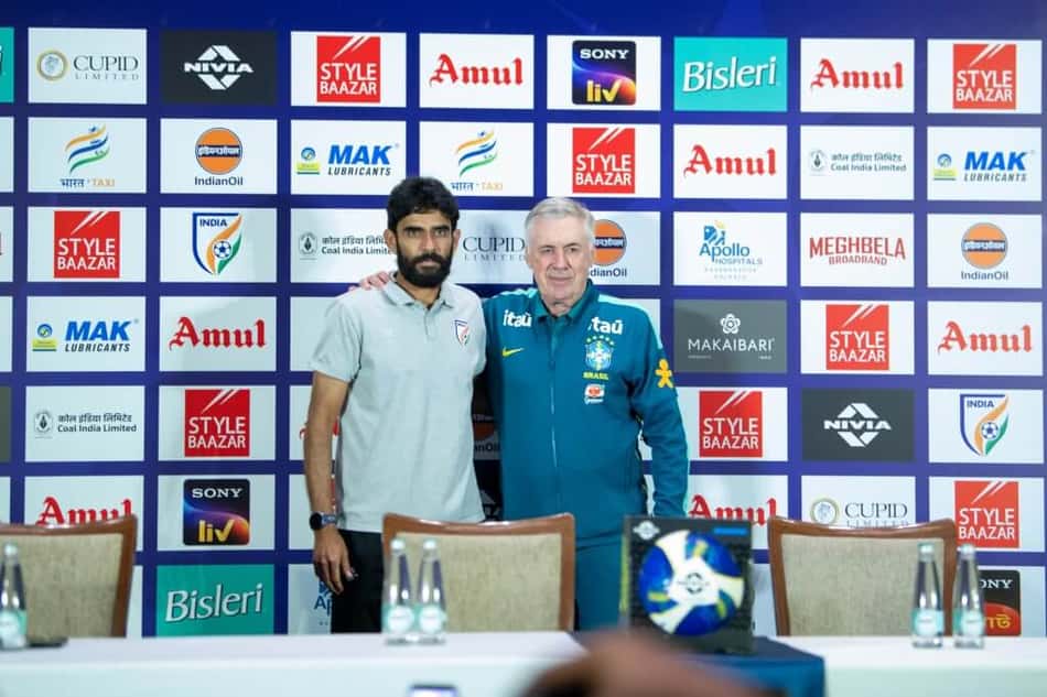 Técnico da Índia, Khalid Jamil, e  Carlo Ancelotti na véspera de amistoso da Seleção em Calcutá