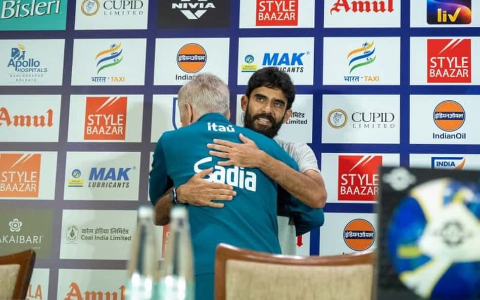 Técnico da Índia, Khalid Jamil, abraça Carlo Ancelotti na véspera de amistoso da Seleção em Calcutá