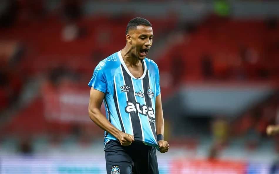 André Henrique comemora