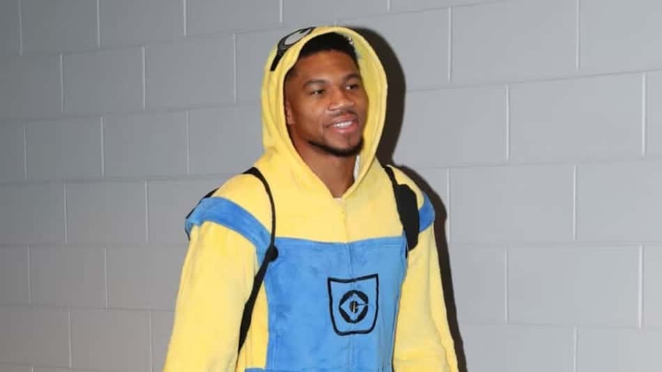 Homem em fantasia amarela e azul de Minion com capuz, em Halloween.