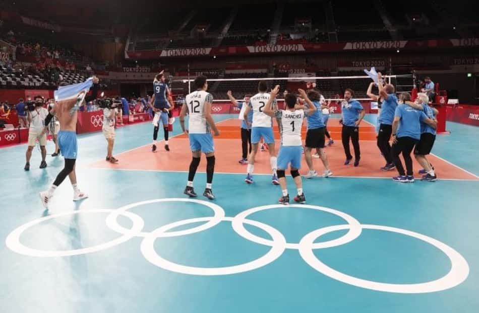 Jogadores da Seleção Argentina masculina de vôlei comemoram vitória na disputa de bronze dos Jogos Olímpicos de Tóquio 2020