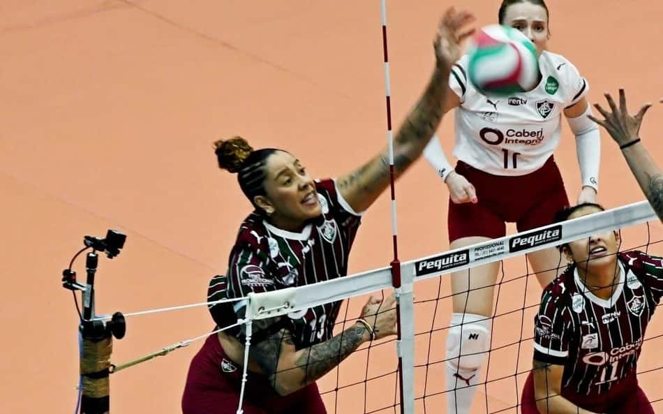 Ariane ataca na final do Carioca de vôlei contra o Sesc RJ Flamengo