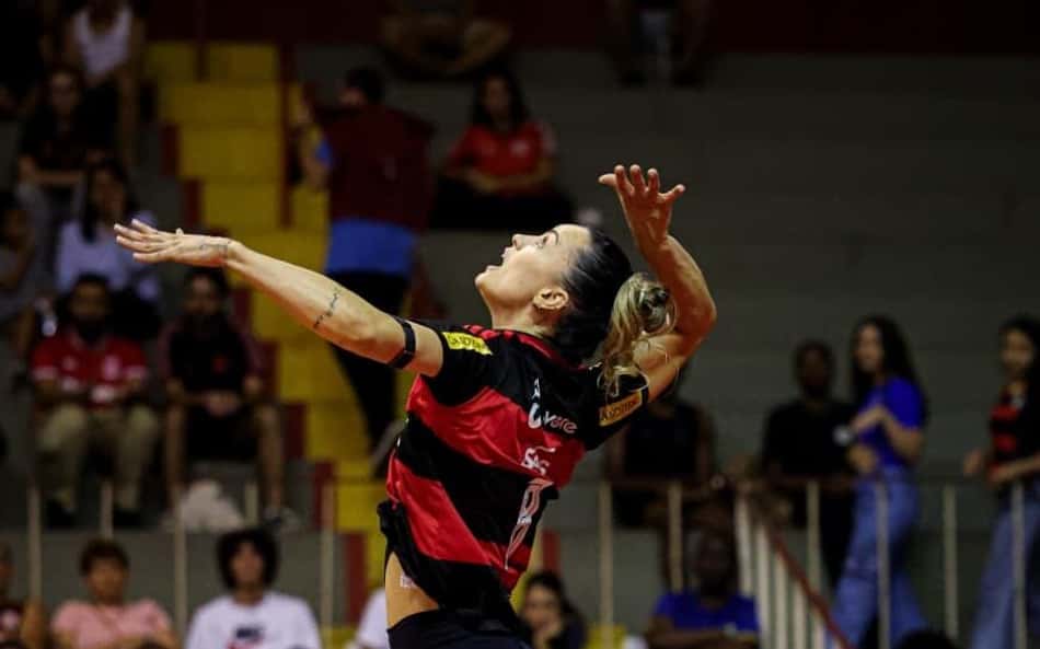 Ariele saca em Tijuca x Sesc RJ Flamengo pelo Carioca de vôlei