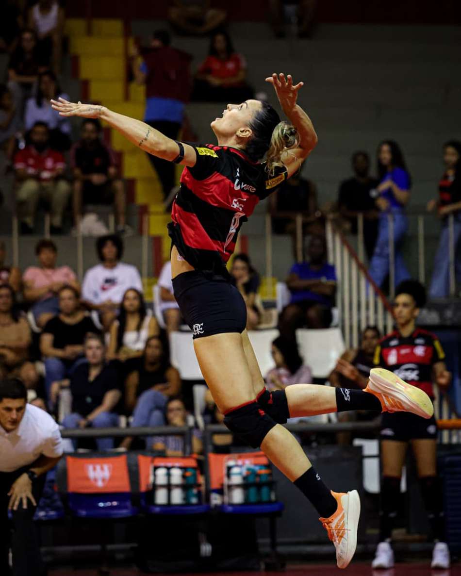 Ariele saca em Tijuca x Sesc RJ Flamengo pelo Carioca de vôlei