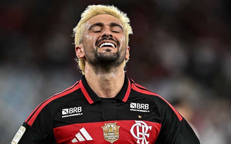 Jogador do Flamengo com cabelo loiro celebra vitória, camisa rubro-negra com escudo.