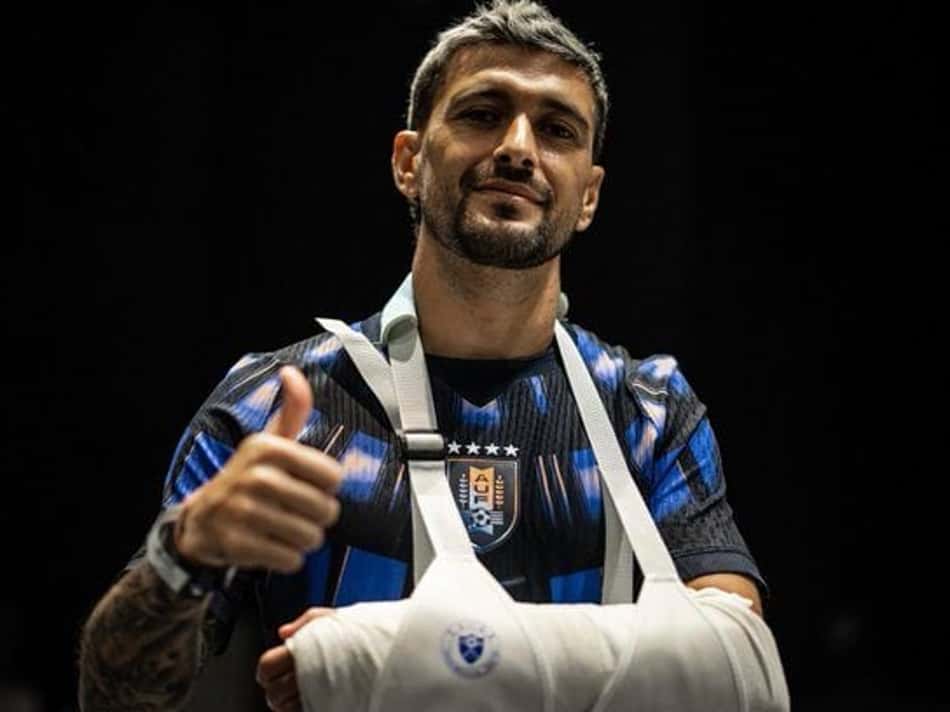 Arrascaeta com tipoia