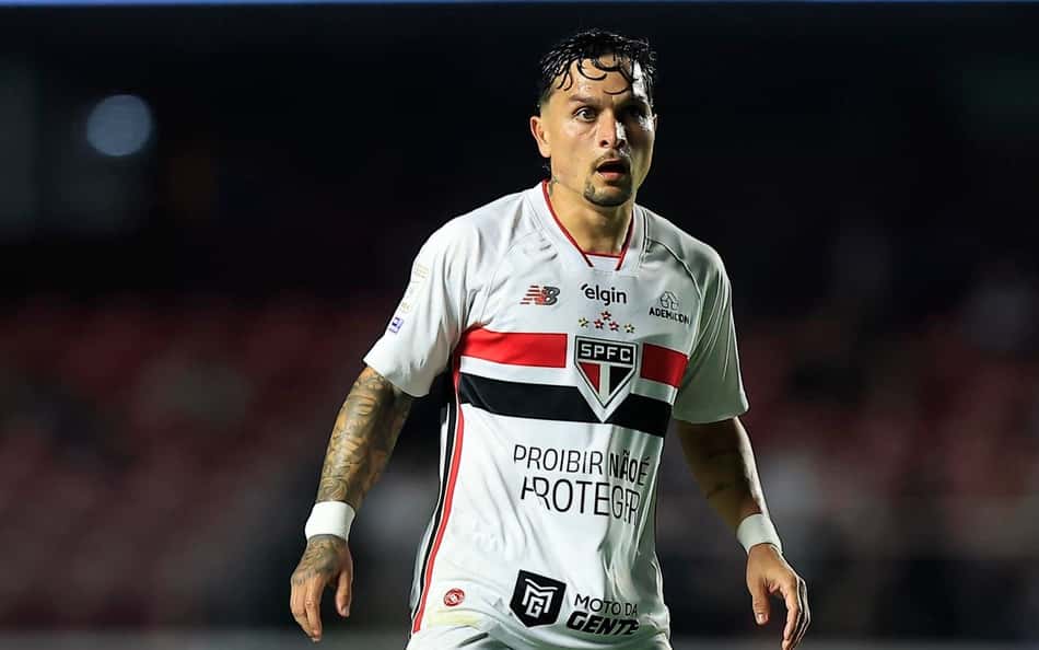 Arthur, jogador do São Paulo FC, em campo durante a partida.