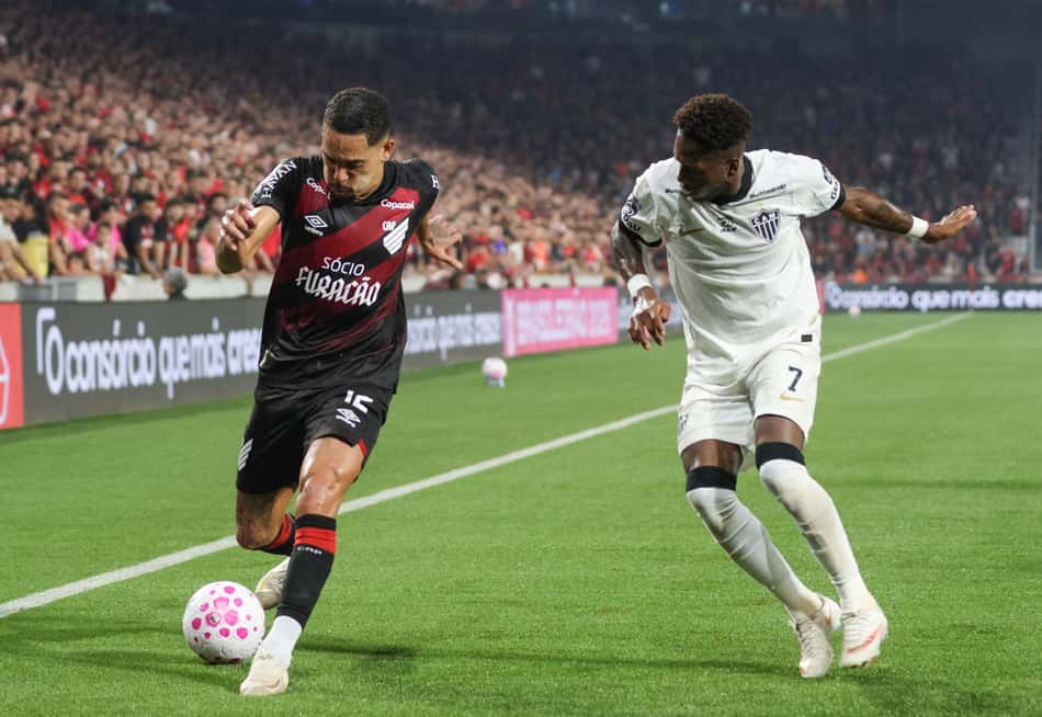 Gilberto, do Athletico-PR, disputa lance com Fred, do Atlético-MG