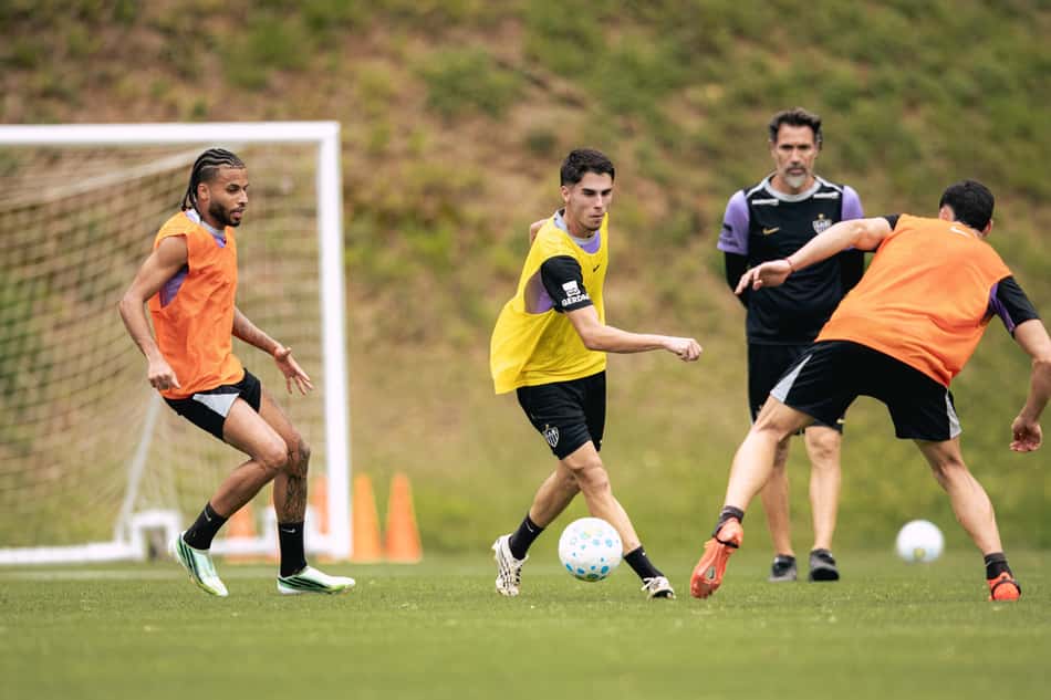 Elenco do Atlético-MG realiza atividades na Cidade do Galo vestindo uniforme com o visual "limpo".