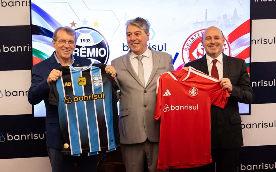 Três homens seguram camisas do Grêmio e do Internacional em evento patrocinado pelo Banrisul, no Brasileirão.