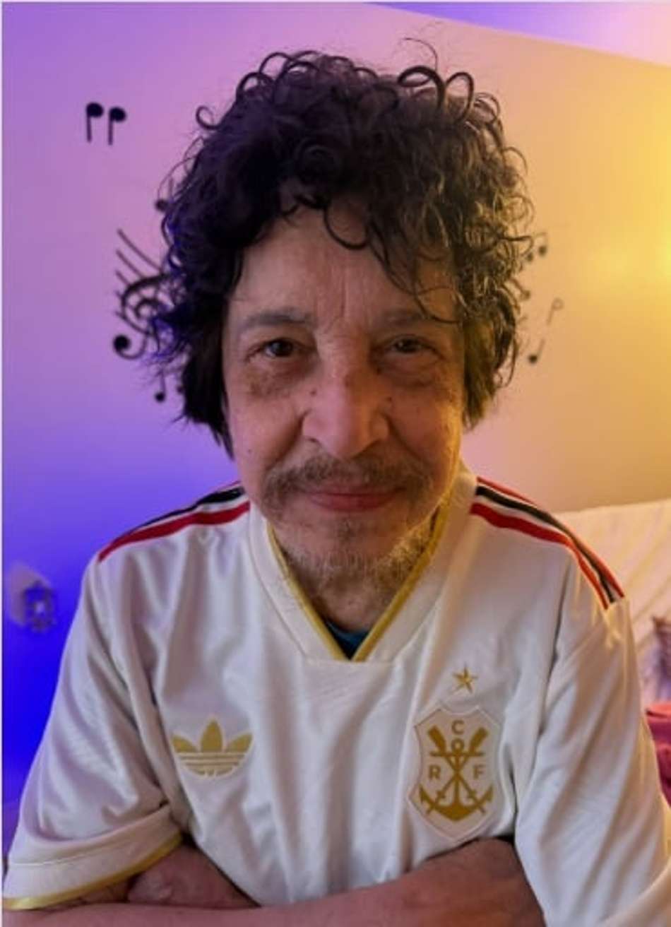 Benito di Paula com a camisa do Flamengo